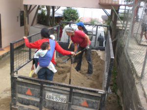 Frau schaufelt Sand